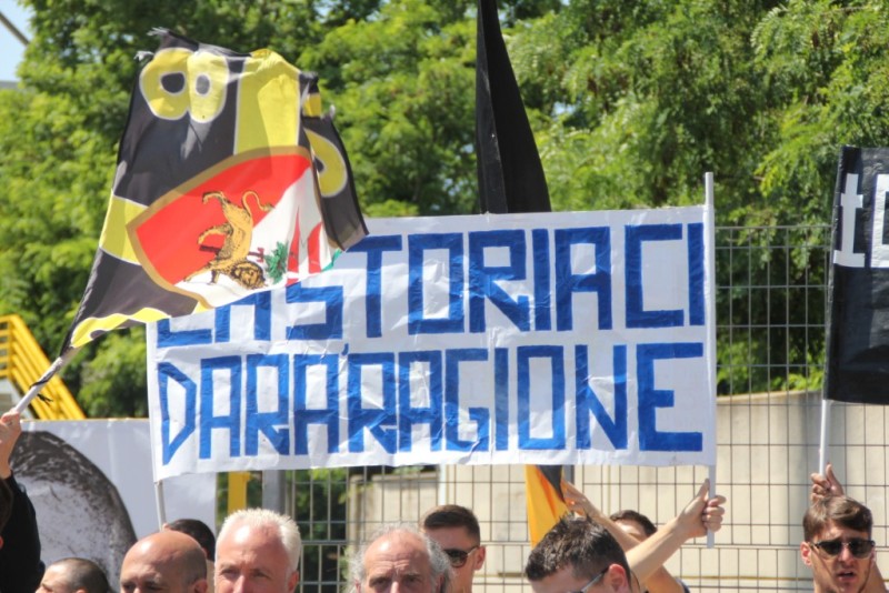 La manifestazione dei tifosi gialloblù al Rocch